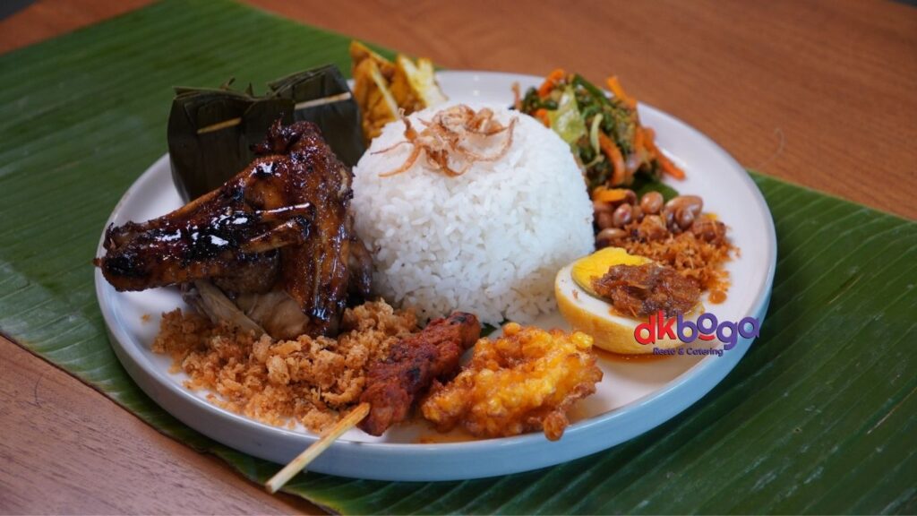 Lunch box DKBoga Catering Bali isi nasi putih, ayam nyat-nyat, sayur urap, tahu tempe, sambal matah
