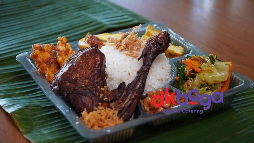 Nasi kotak DKBoga Catering Bali dengan lauk ayam betutu dan sambal matah khas Karangasem